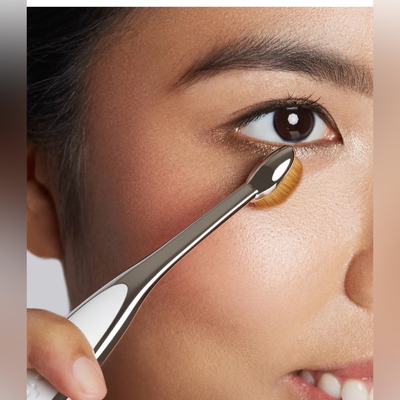 Brand new Artis brush! I LOVE the one that I use - makeup game changer. - Picture 1 of 8